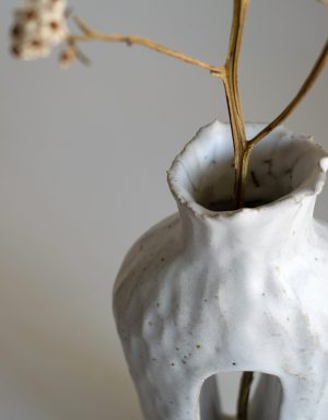 Kerryn Levy - Onishi Vase White 20.31 - Ceramic Sculpture